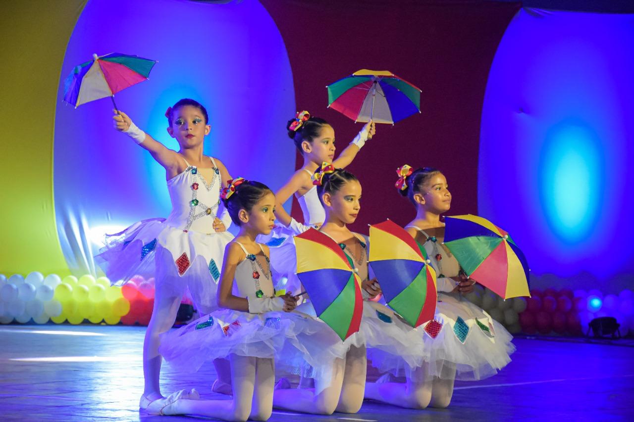 Apresentação infantil do Arabesque no palco